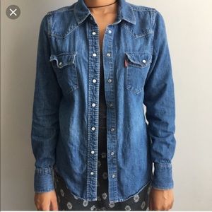 Levi's Tops - VINTAGE LEVIS OVERSIZED BUTTON UP JEAN SHIRT Levi's Tops - VINTAGE LEVIS OVERSIZED BUTTON UP JEAN SHIRT
